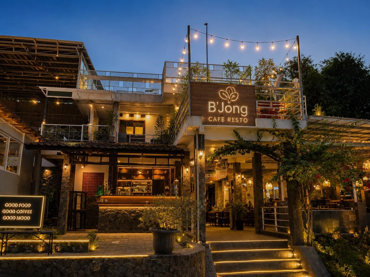 Fasad B'jong Cafe Resto Bandung di Bojong Koneng saat malam